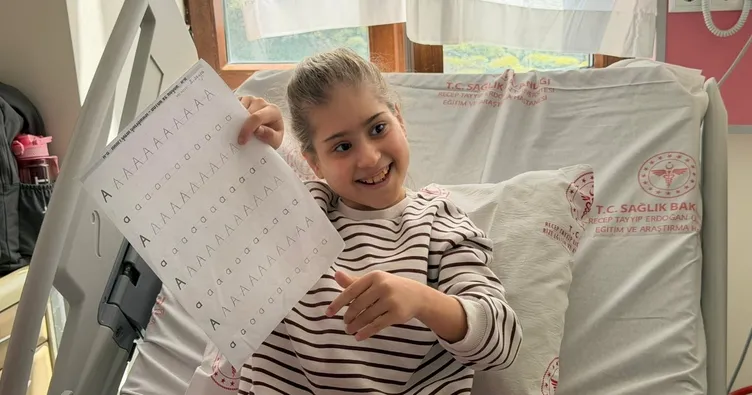 13 yaşındaki diyaliz hastası hasta yatağında okuma yazma öğreniyor