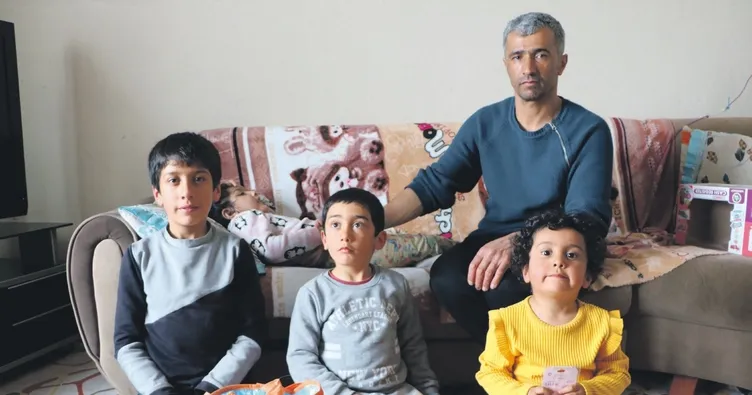 Evlatlarına hem anne hem baba oldu