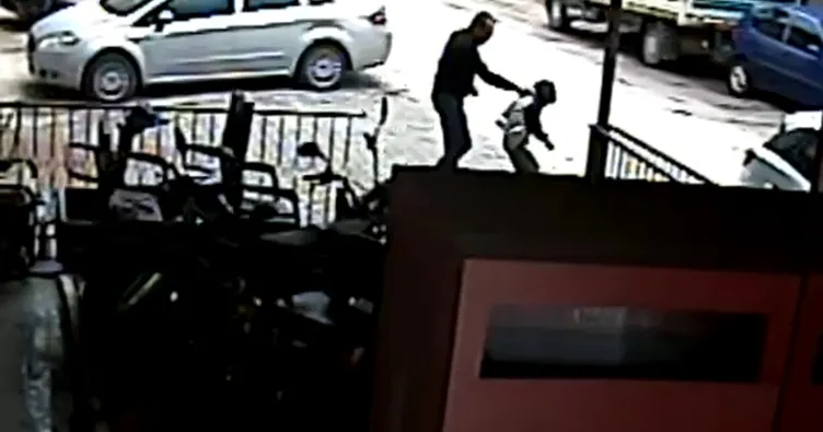 Afyonkarahisar’da dehşet anları kamerada: Küçük çocuğu böyle darp etti! ‘Bahçeye zarar veriyorsun’