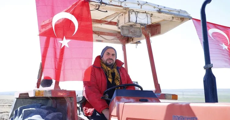 Aksaraylı çiftçi traktörüyle tarlasına “Korkma” yazdı