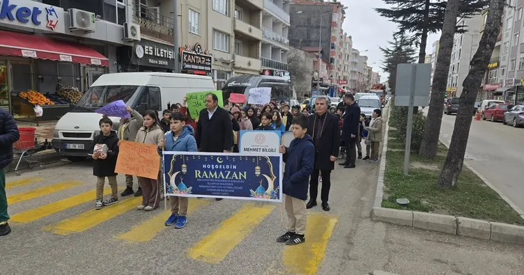 Amasya’da çocuklar ramazan bereketini sokaklara taşıdı
