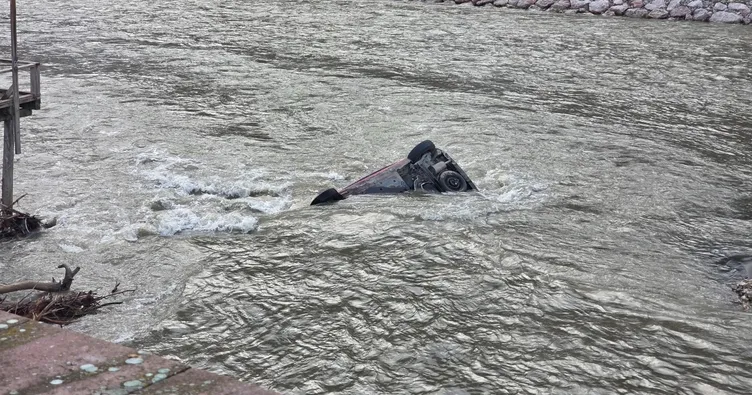 Amasya’da otomobil Yeşilırmak’a uçtu, 100 metre sürüklendi