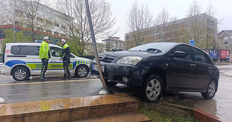 Amasya’da yürekler ağza geldi: Kontrolden çıkan otomobil duraktakileri teğet geçti!