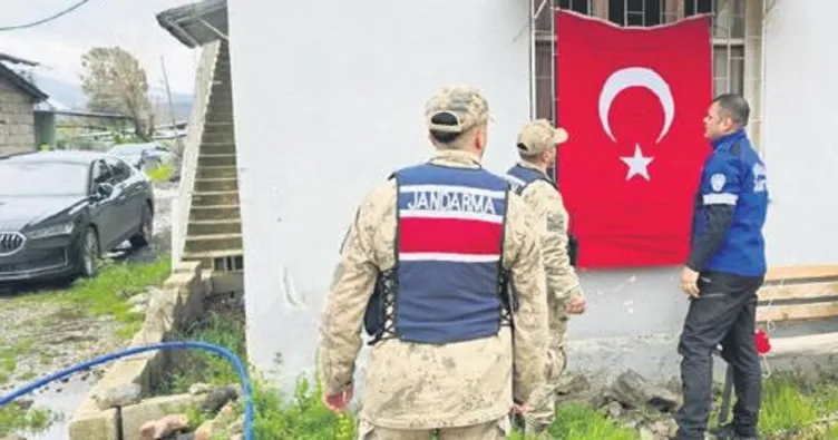 Askeri araç devrildi: 2 şehit