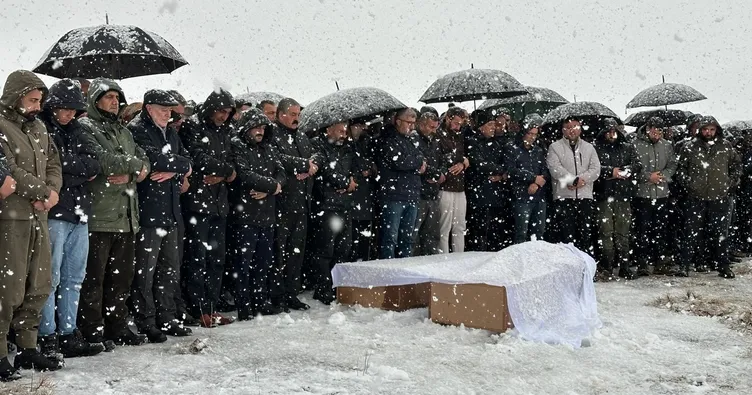 Aynı aileden 3 kişi yan yana toprağa verildi