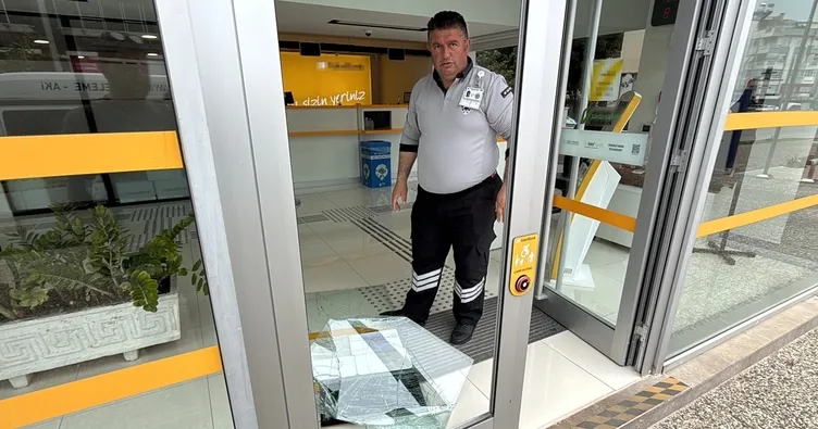 Bankanın kapı camını kırıp kaçtılar