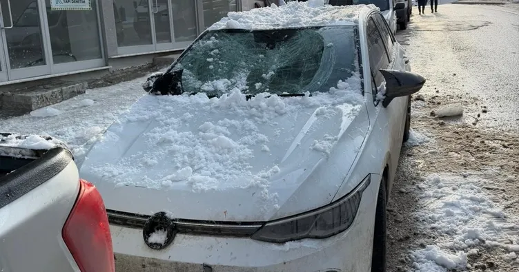 Bayburt’ta akılalmaz kar mesaisi: Otomobil böyle hurdaya döndü!