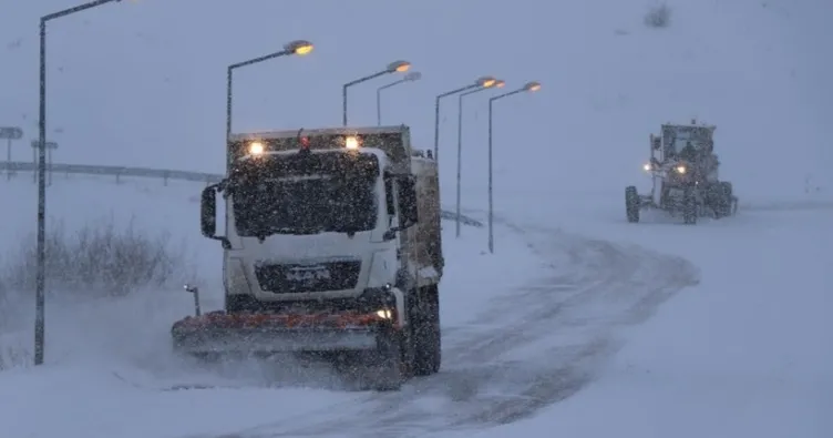 Bayburt’tu çevre illere bağlayan yüksek rakımlı geçitlerde karla mücadele sürüyor