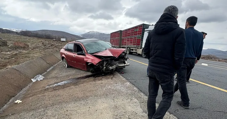 Bingöl’de otomobil trafik levhasına çarptı! 1 yaralı