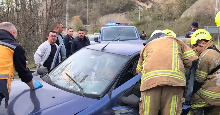 Bursa’da otomobil bariyerlere çarptı: 2 yaralı