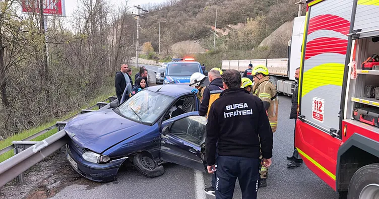 Bursa’da sürücüsünün epilepsi nöbeti geçirdiği otomobil bariyerlere çarptı!