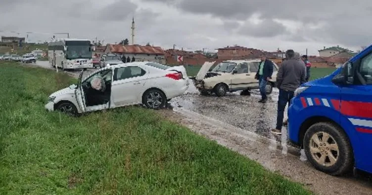 Çorum’da feci kaza: İki otomobil kafa kafaya çarpıştı! 3 yaralı