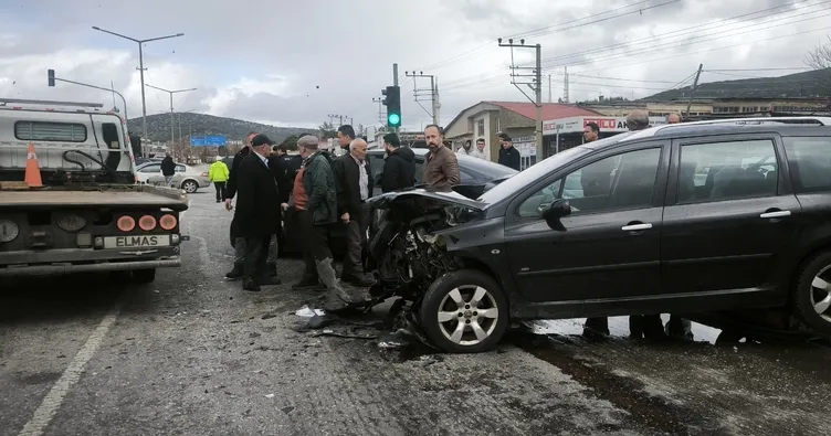 Denizli’de üç aracın karıştığı kazada 1 kişi ağır yaralandı