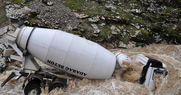 Dereye yuvarlanan beton mikserinin şoförü kayboldu!
