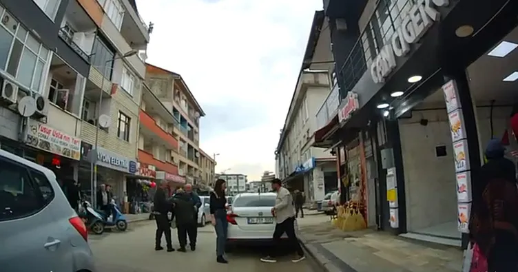 Düzce’de otomobil yayaya çarptı: Şoför değişip uzaklaştılar!