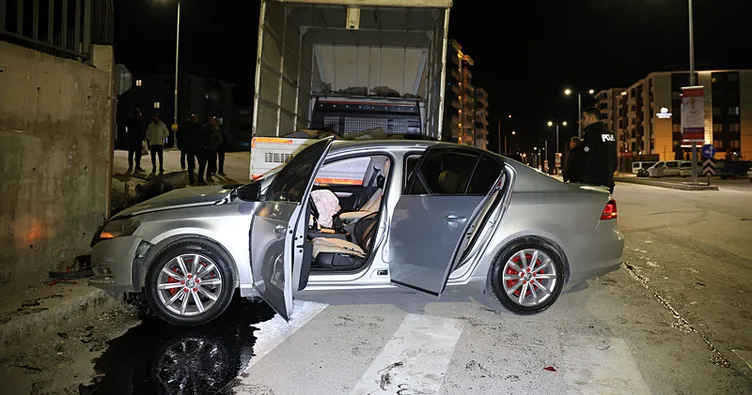 Elazığ’da kamyonet ile otomobil çarpıştı: 5 yaralı