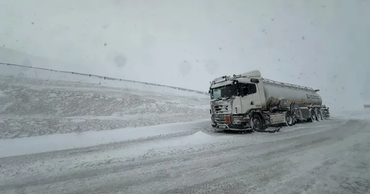 Erzurum-Bayburt kara yolu çığ nedeniyle ulaşıma kapandı
