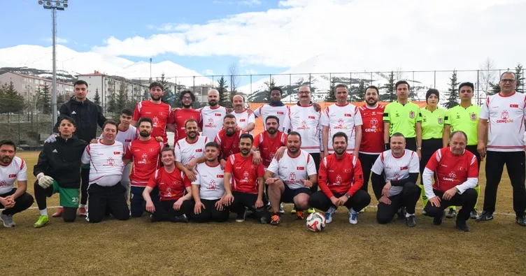 Erzurum’da kent protokolü ve futbolcular, öğrencilerle sahaya çıktı
