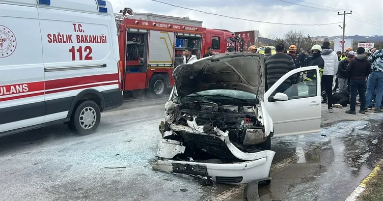 Futbolcuların içinde bulunduğu taksi ile otomobil çarpıştı: 6 yaralı