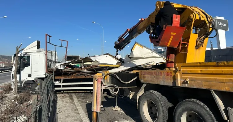 Gıda yüklü TIR köprüde kontrolden çıktı, ortalık savaş alanına döndü