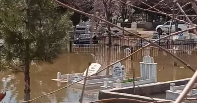 Gölbaşı’nda mezarlık göle döndü! Kabirler su altında kaldı