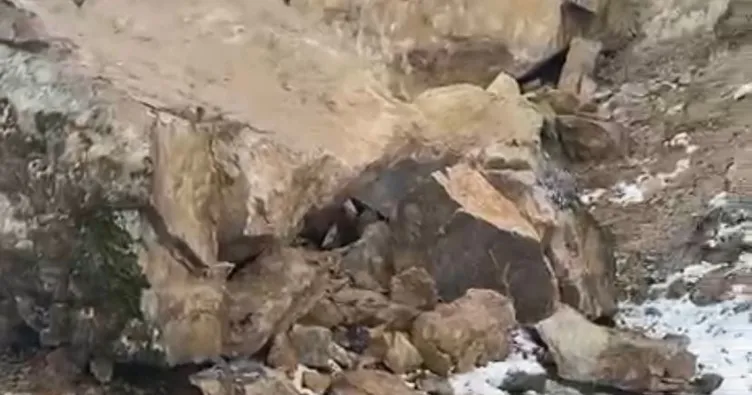 Gümüşhane’de yamaç koptu: Dev kayalar köy yolunu kapattı