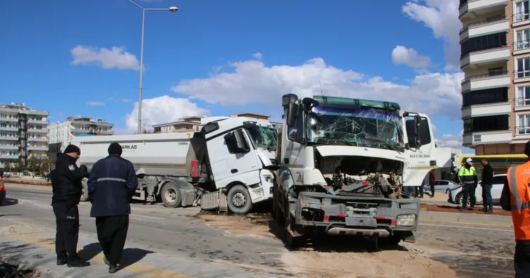 Kilis’te feci kaza: Hafriyat kamyonları birbirine girdi!