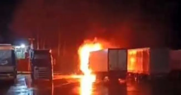 Hopa’da tır parkında yangın! 2 tır kullanılamaz hale geldi