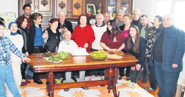 Hüseyin dede 102 yaşına pasta keserek girdi