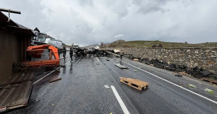 Bitlis’te korkutan kaza: Karayolları bakım aracı ile TIR çarpıştı! 1’i ağır, 3 yaralı