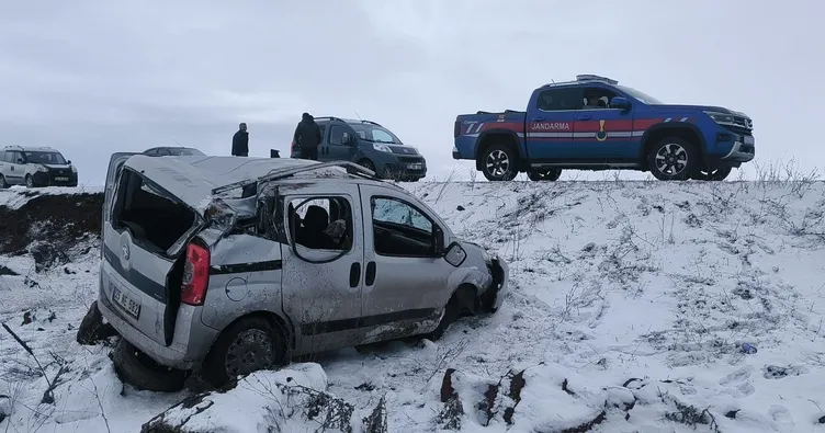 Kars’ta şarampole devrilen araçta baba-oğlu yaralandı