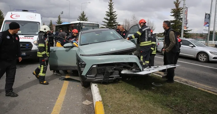 Kaza yapan şeker hastası itfaiye ekiplerinin camı kırmasıyla çıkarıldı