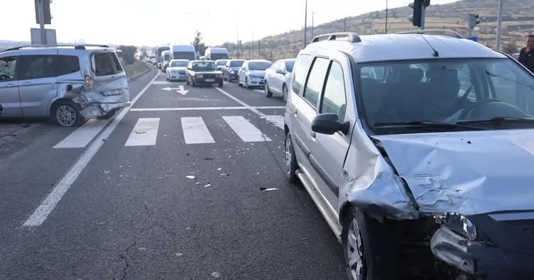 Kırmızı ışıkta bekleyen araca çarptı: 2 yaralı