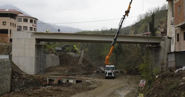 Mahalleleri birleştiren köprüde sona doğru