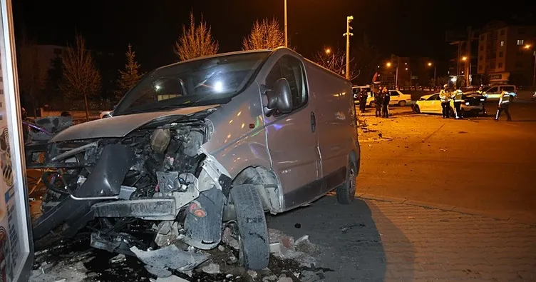 Nevşehir’de minibüs ile otomobil çarpıştı: 1’i ağır 3 yaralı