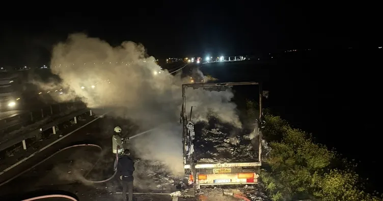 Nusaybin’de seyir halindeki TIR’ın dorsesi yandı