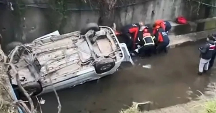 Otomobil dereye uçtu 3 kardeş öldü