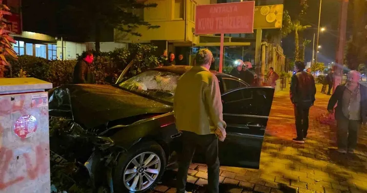 Otomobil ile duvara çarpan sürücü hayatını kaybetti