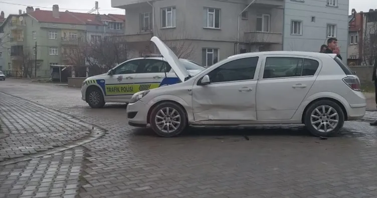 Kütahya’da otomobiller birbirine girdi: Aynı aileden 1’i çocuk 3 yaralı!