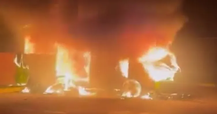 Park halindeki otobüs yandı: Mahalleli kundaklama iddiasında bulundu