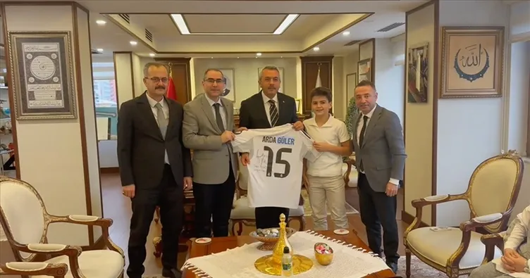 Rizeli Safa, Başkan Erdoğan’dan istediği imzalı Arda Güler formasına kavuştu