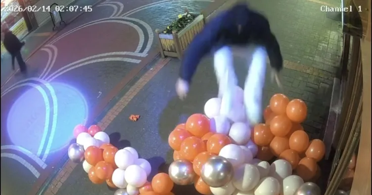 Sevgililer Günü nefreti kamerada: Sinirini balonlardan çıkardı! O anlar kamerada