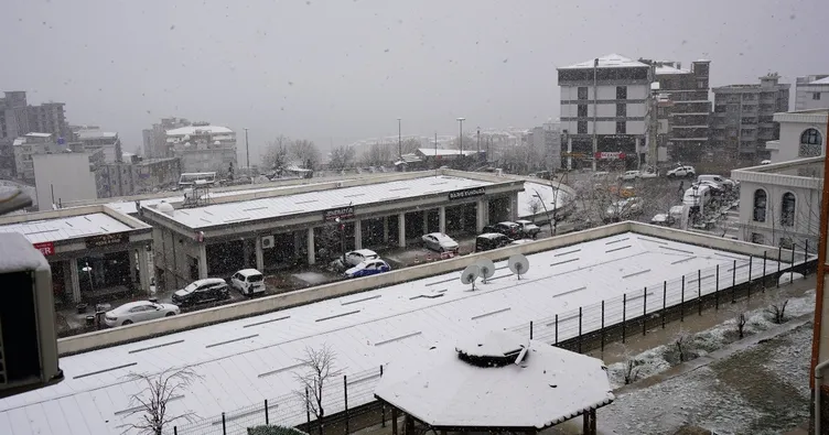 Şırnak’ta Nisan sürprizi: Kent merkezi beyaza büründü