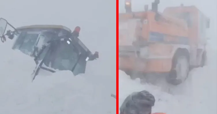 SON DAKİKA: Ardahan-Artvin yolunda korku dolu anlar: Dev kar kütleleri iş makinelerini yuttu!