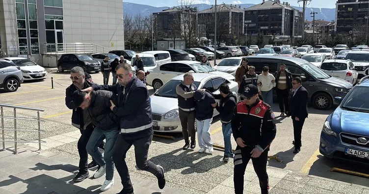 SON DAKİKA… Bolu’da polis ekipleri dedektif gibi iz sürdü! Alkollü mekanı kurşunlayan 2’si çocuk 4 kişi 300 saatlik kamera görüntüsü ile yakalandı