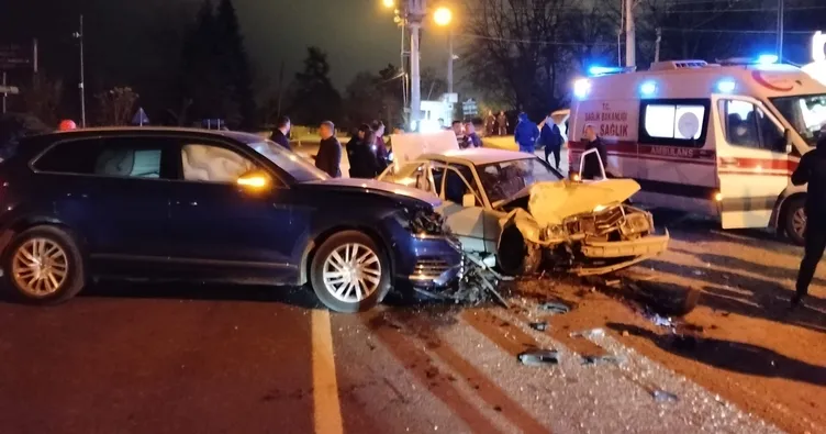 Sakarya’da otomobile ok gibi saplandı: Kaza anı kamerada! 5 yaralı