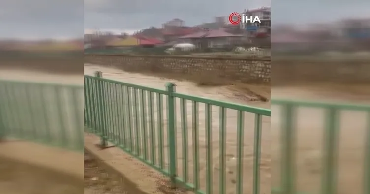 Yüksekova’da istinat duvarının çökme anı kamerada