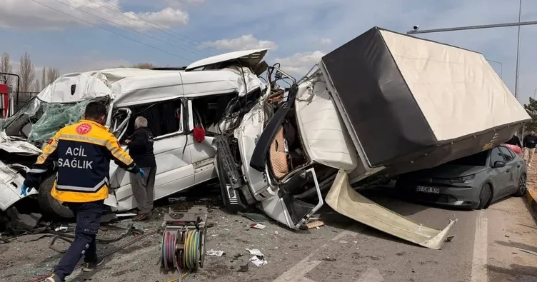 Mucur’da zincirleme kaza! 5 yaralı